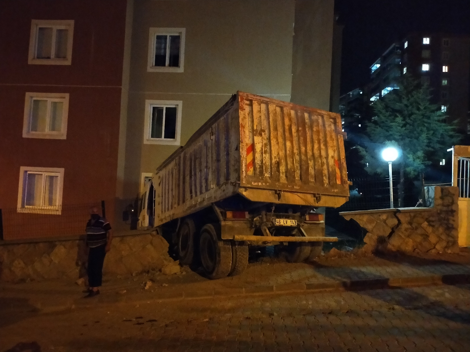 Freni boşalan kamyon binaya çarptı
