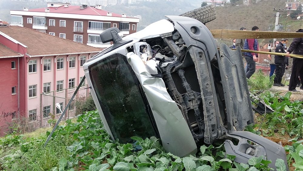 Freni boşalan kepçe 2 araca çarptı
