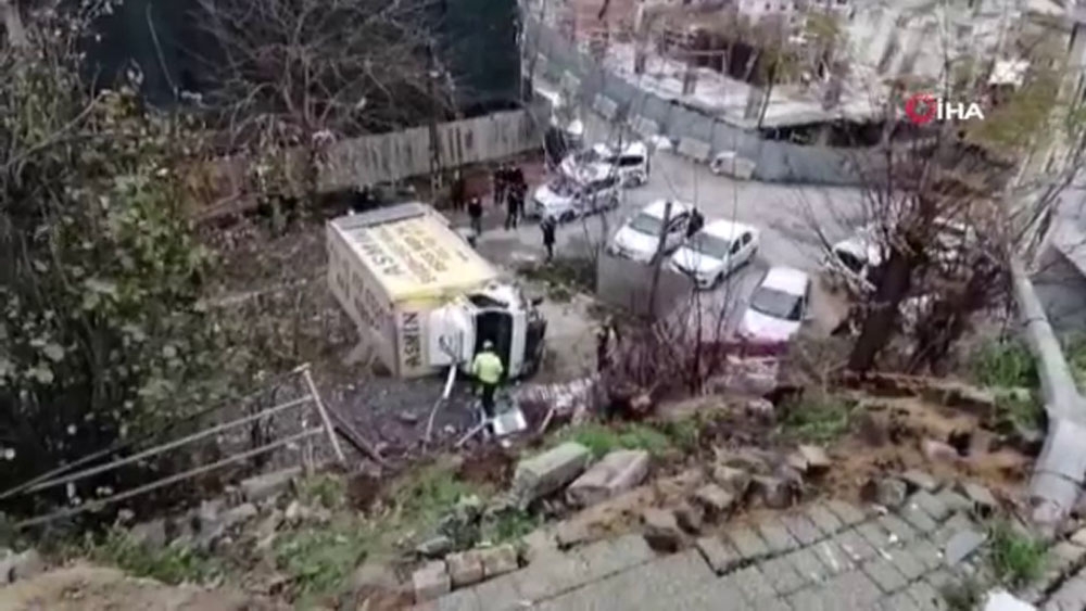 Freni boşalan nakliyat kamyonu 10 metre yükseklikten boş alana uçtu