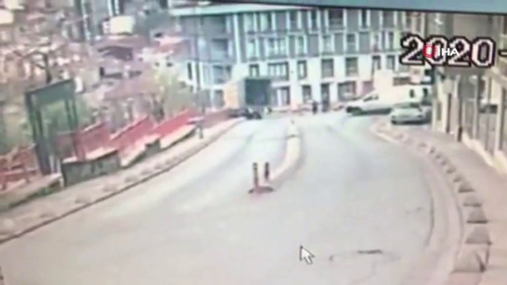 Freni boşalan nakliyat kamyonu, boş alana böyle uçtu