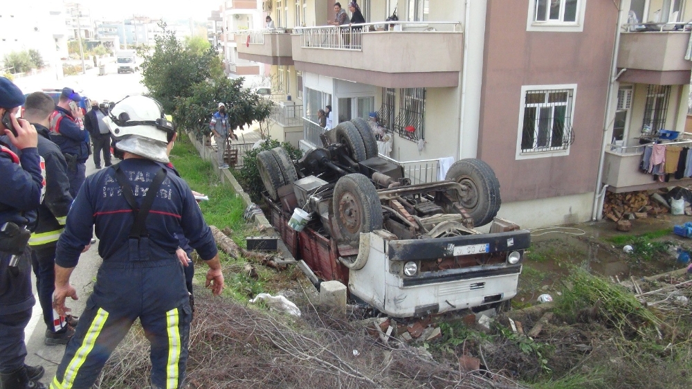 Freni boşalan sondaj makinesi yüklü kamyon apartmanın bahçesine uçtu