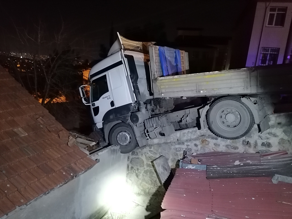 Freni boşalan tır eve çarptı