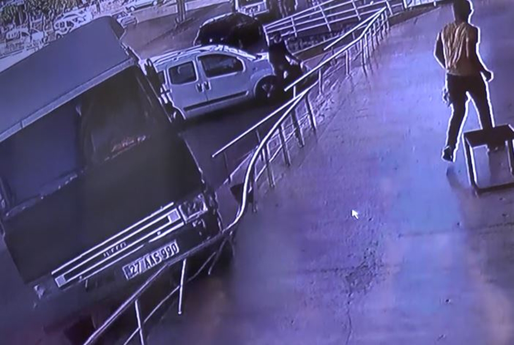 Freni boşalan vinç kaldırıma çıktı faciadan dönüldü