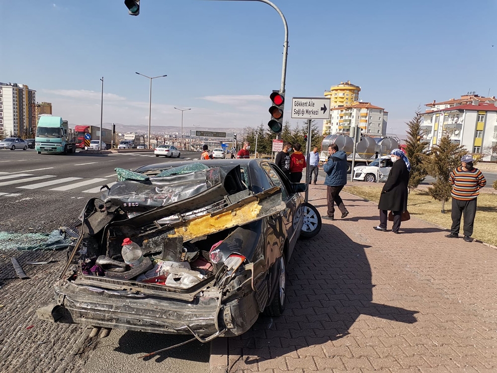 Freni patlayan kamyon 4 lüks aracı biçti