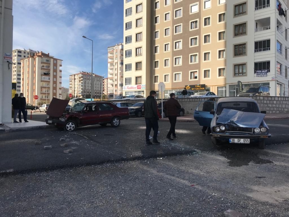 Freni patlayan kamyon iki otomobili biçti