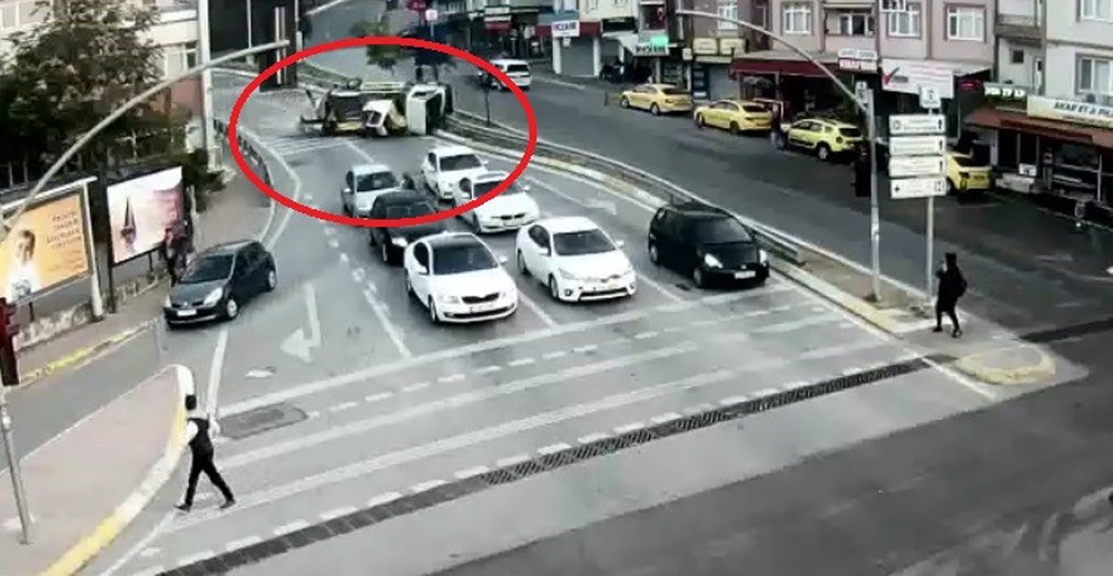 Freni patlayan vinç 4 otomobili böyle biçti