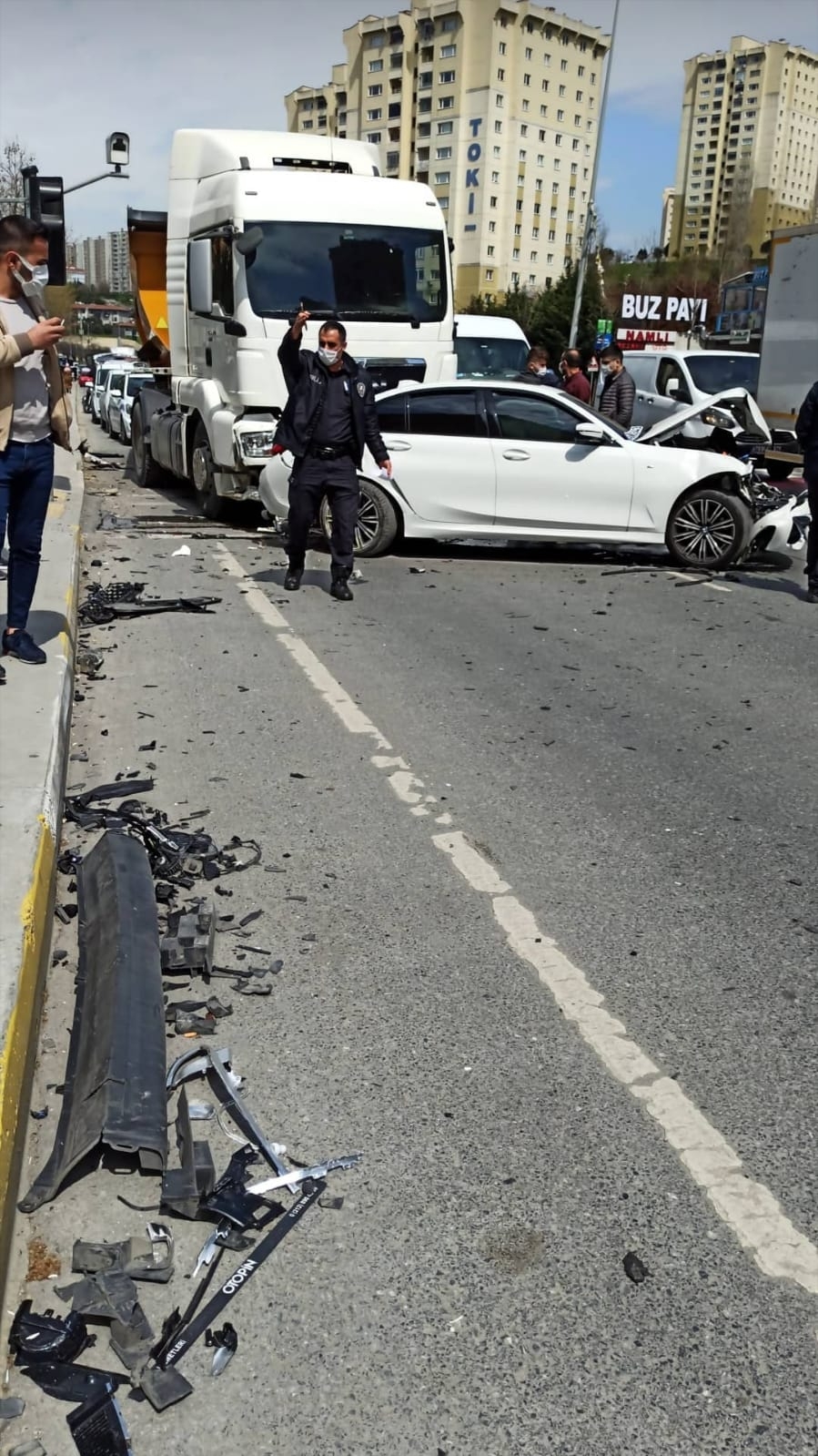 Freni tutmayan hafriyat kamyonu zincirleme kazaya neden oldu: 2 yaralı