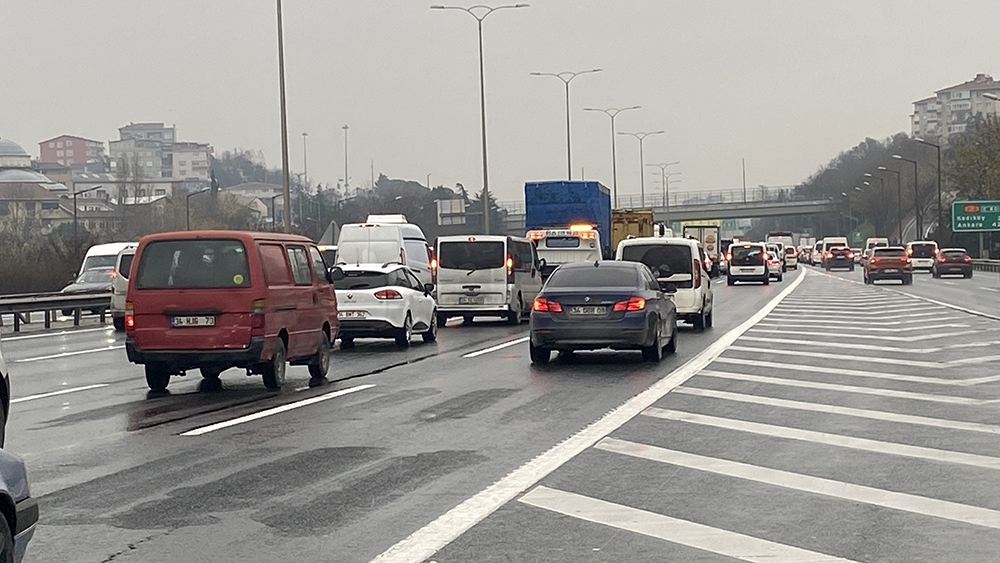 FSM Köprüsü’ndeki zincirleme kaza, TEM Otoyolunda trafiği felç etti