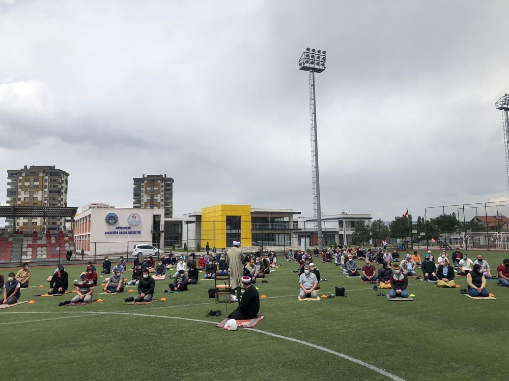 Futbol sahasında Cuma namazı kılındı