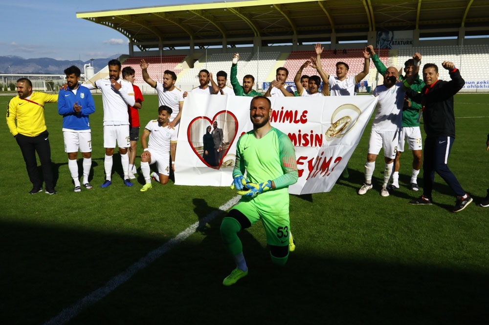 Futbolcu gençten saha içinde pankartlı evlilik teklifi