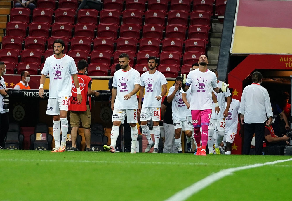 Futbolcular sahaya ’Kadına şiddete dur de’ tişörtleriyle çıktı