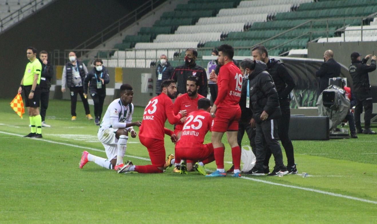 Futbolculardan sahada iftar