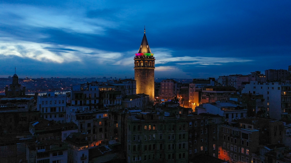 Galata Kulesi’ne rengarenk ışıklandırma