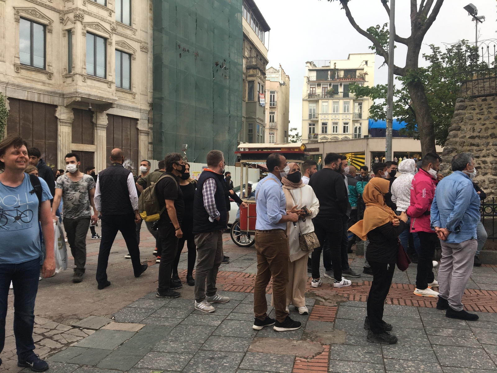 Galata Kulesi’nin bir yanında intihar, diğer yanında evlilik teklifi
