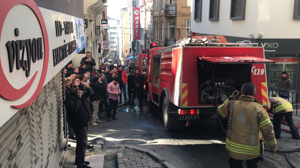 Galata’da korku dolu anlar, patlayan cam aşağıya uçtu