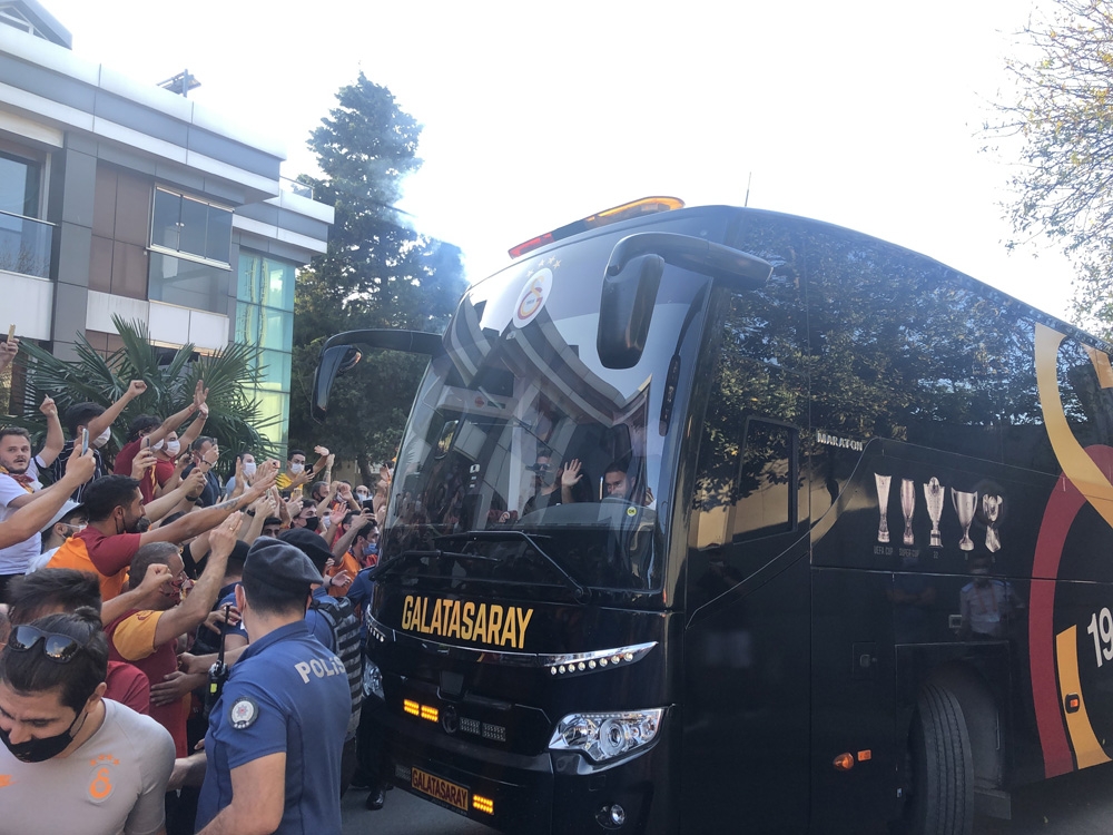 Galatasaray derbi için yola çıktı