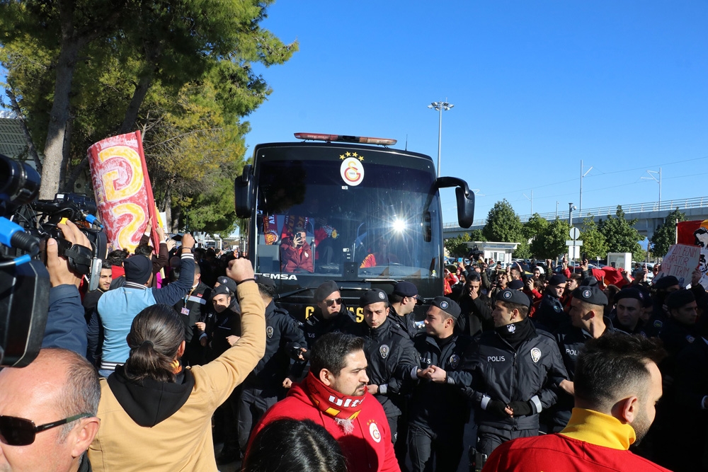 Galatasaray kafilesi ikinci yarı hazırlıkları için Antalya’ya geldi