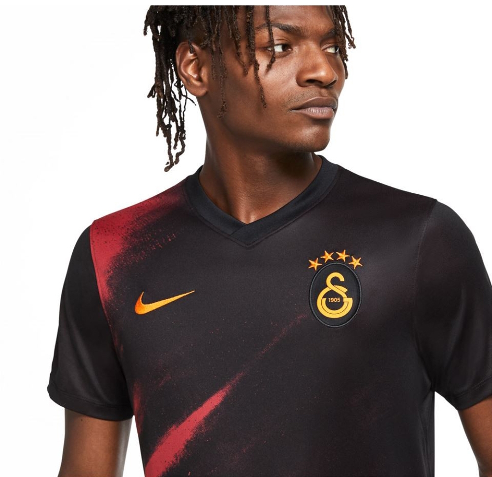 Galatasaray yeni sezon formalarını tanıtı