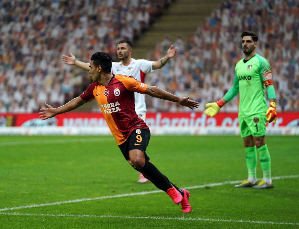 Galatasaray’da Falcao şoku!
