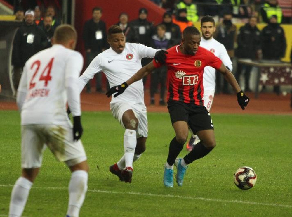 Galatasarayın Peşinde Olduğu Jesse, Süper Lig Yıldızlarına Fark Attı