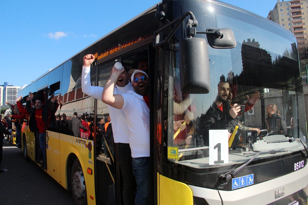 Galatasaraylı taraftarlar Kadıköy’e hareket etti