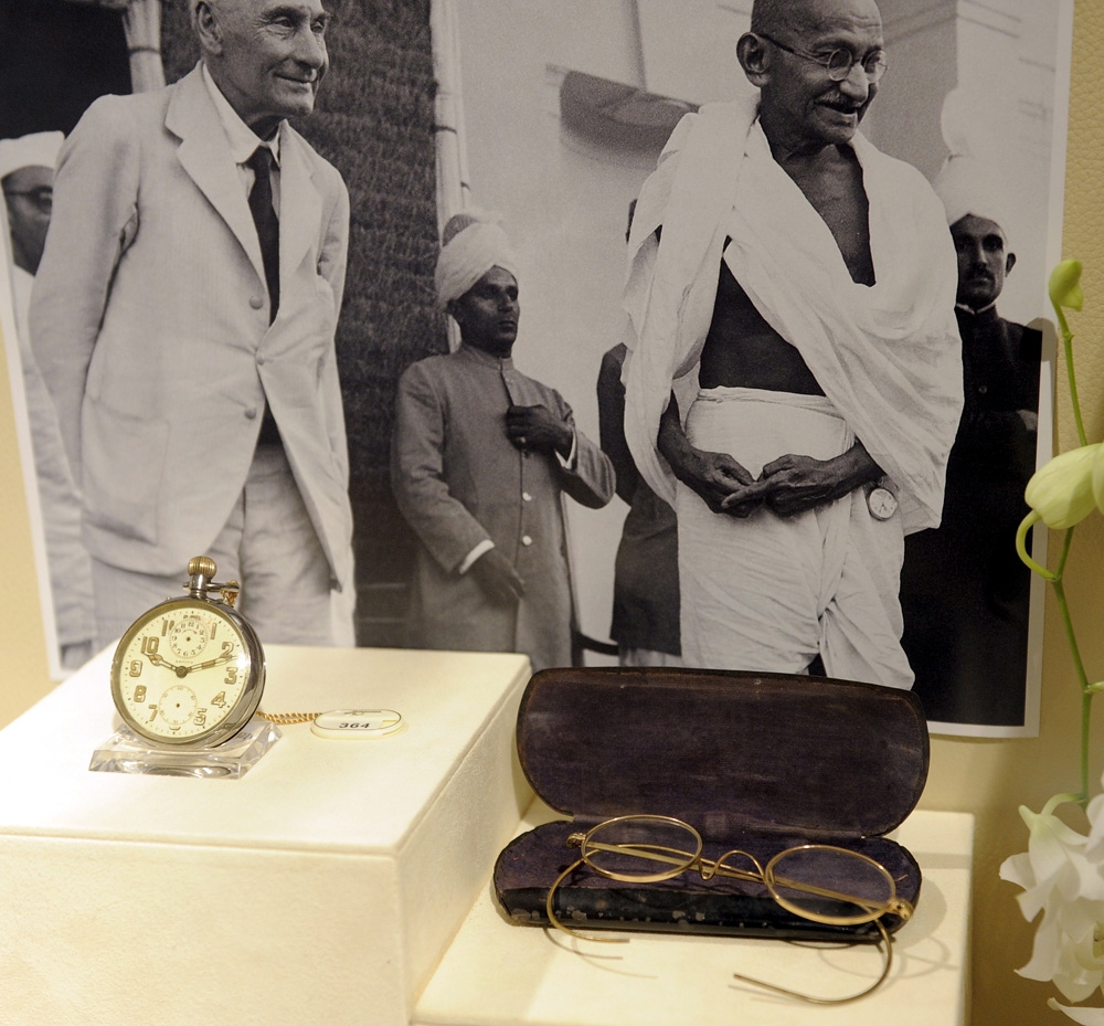 Gandhi’nin gözlüğü 340 bin dolara satıldı