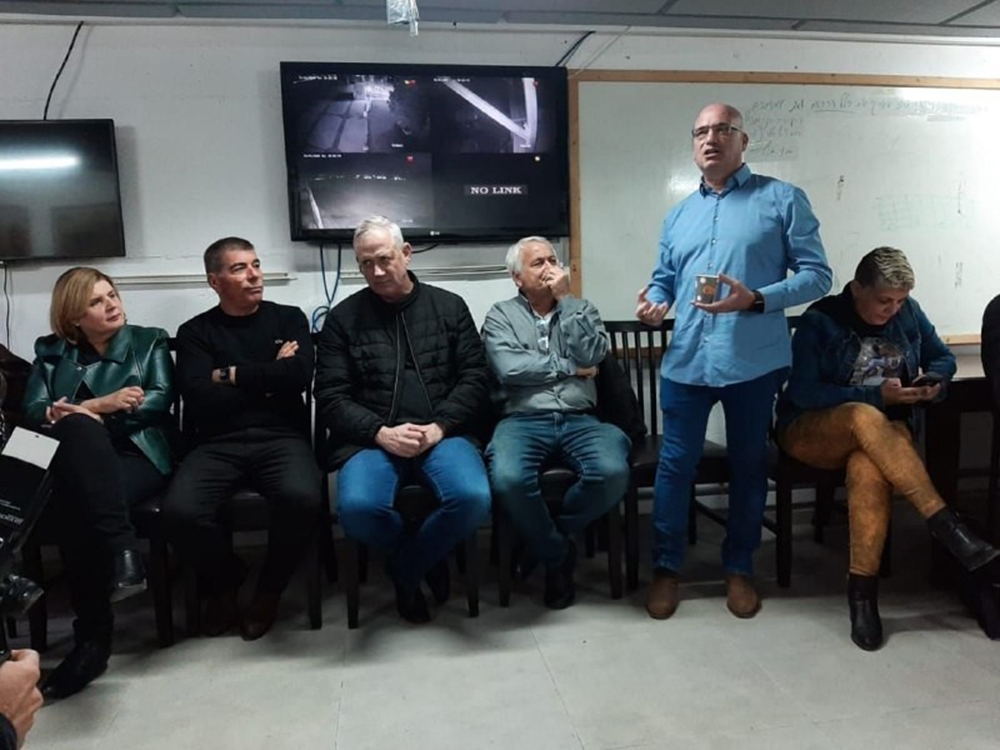 Gantz, çalan sirenler nedeniyle sığınağa kaçtı