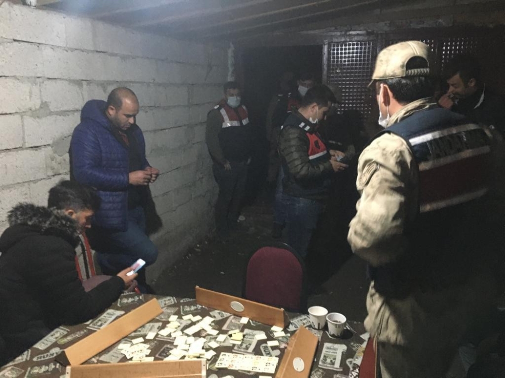 Garajda okey oynarken yakalanınca, kahkaha attılar
