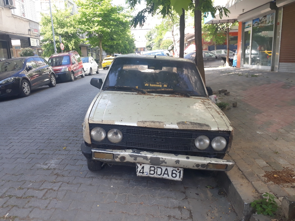 Garajının önündeki araba yüzünden 4 yıldır otomobilini park edemiyor