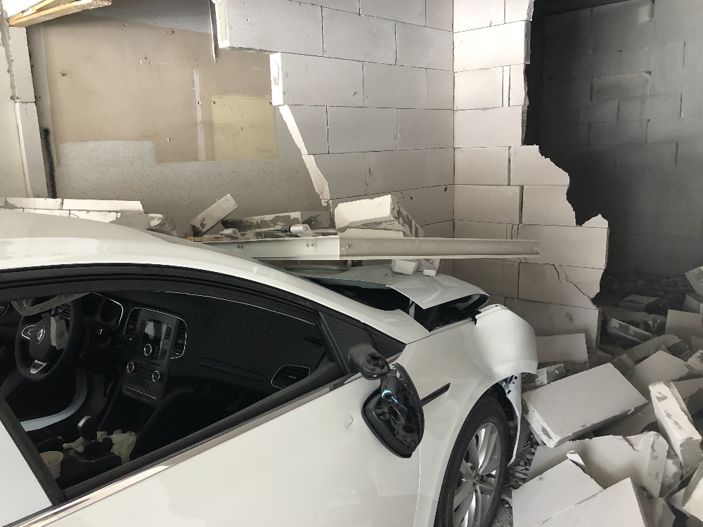 Gaz ile freni karıştıran sürücü dükkana daldı