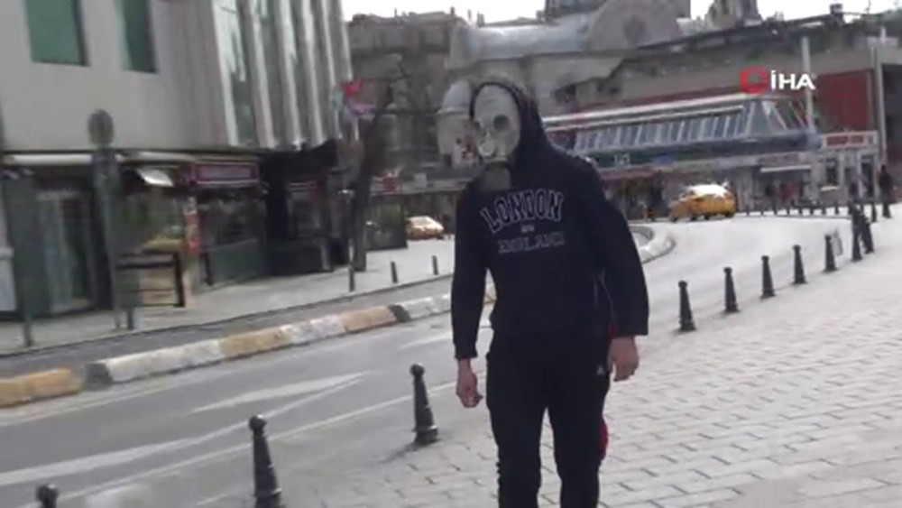 Gaz maskesi taktı, Taksim Meydanı’nda kaykay yaptı