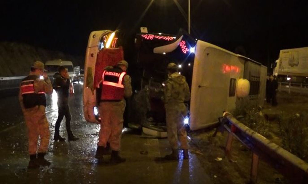 Gaziantep-Adana otoyolunda yolcu otobüsü devrildi: 13 yaralı