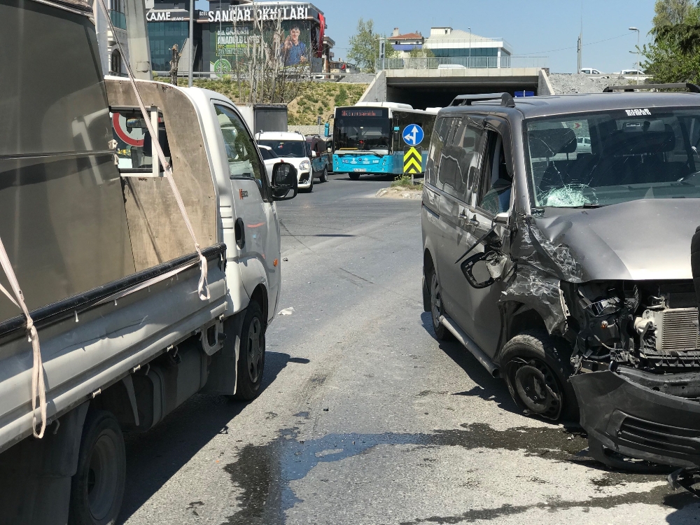 Gaziosmanpaşa’da 3 araç birbirine girdi: 1 yaralı