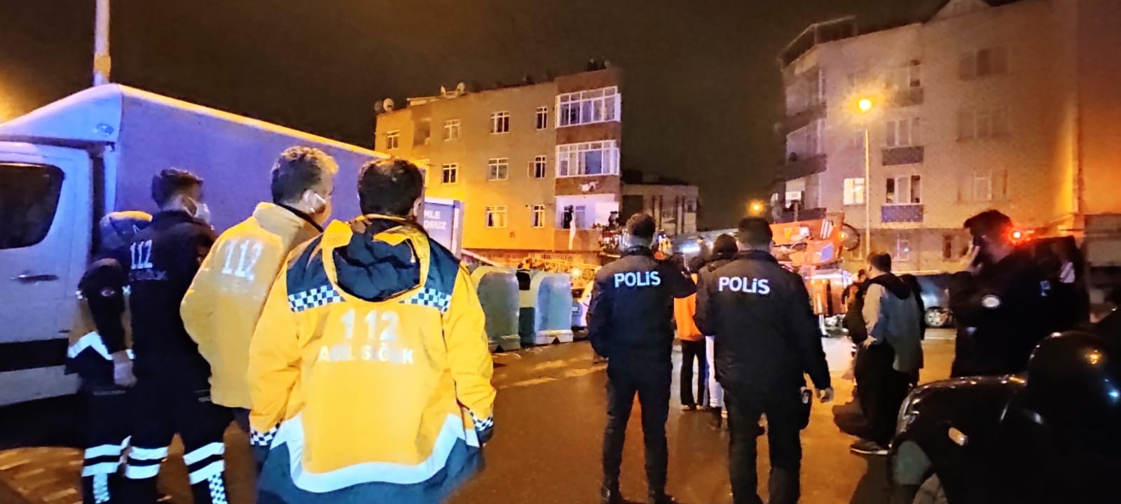 Gaziosmanpaşa’da 3 katlı binada korkutan yangın