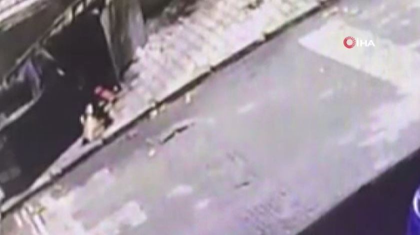 Gaziosmanpaşa’da bebeğini çöpe atan kadın kamerada