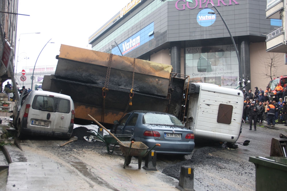 Gaziosmanpaşa’da devrilen İBB’nin asfalt kamyonu kaldırıldı