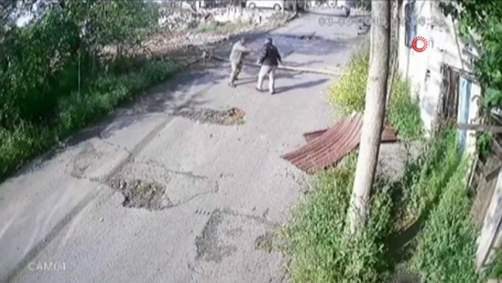Gaziosmanpaşa’da ev sahibi suçüstü yakaladığı hırsızı sopayla böyle dövdü