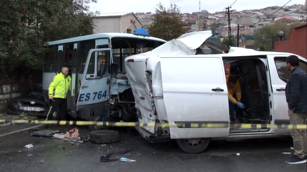 Gaziosmanpaşada Feci Kaza: 1İ Ağır 3 Yaralı