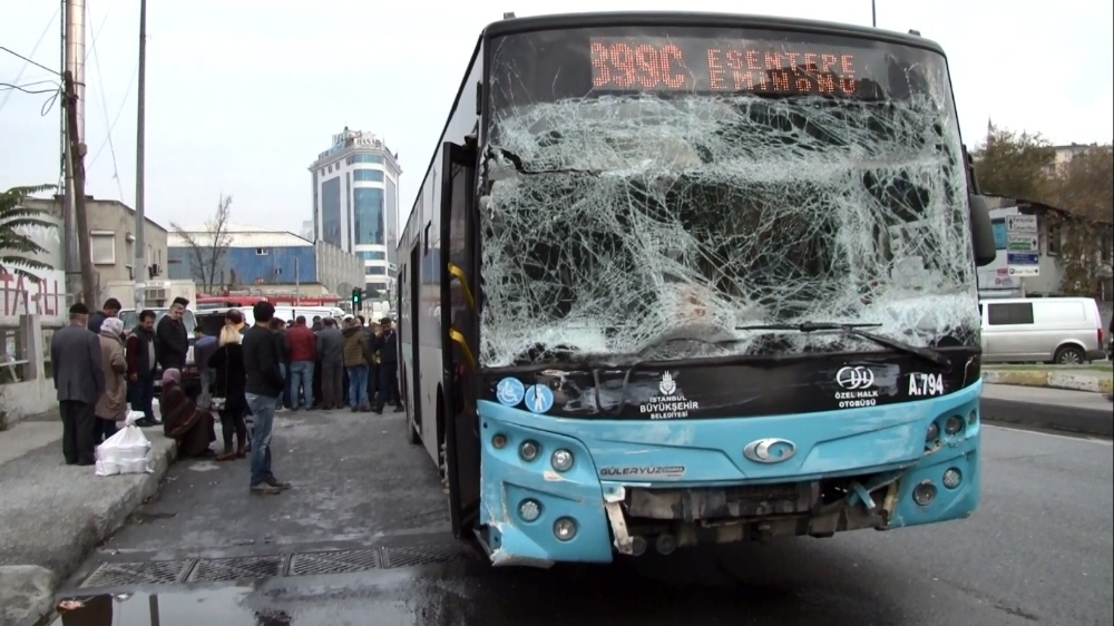 Gaziosmanpaşada Halk Otobüsü Kaza Yaptı: 4 Yaralı