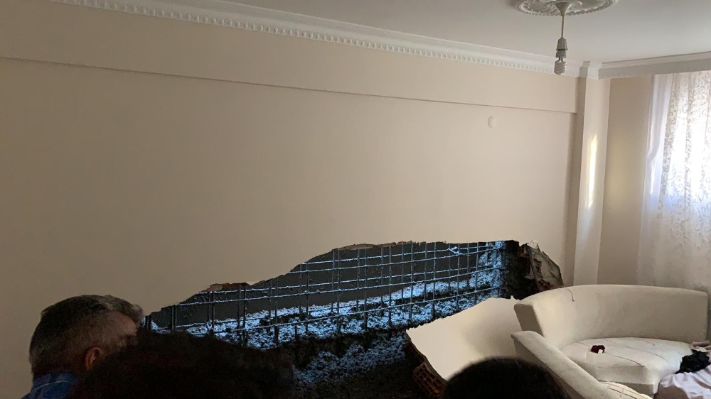 Gaziosmanpaşa’da inşaat çalışması sırasında bir binanın duvarı çöktü