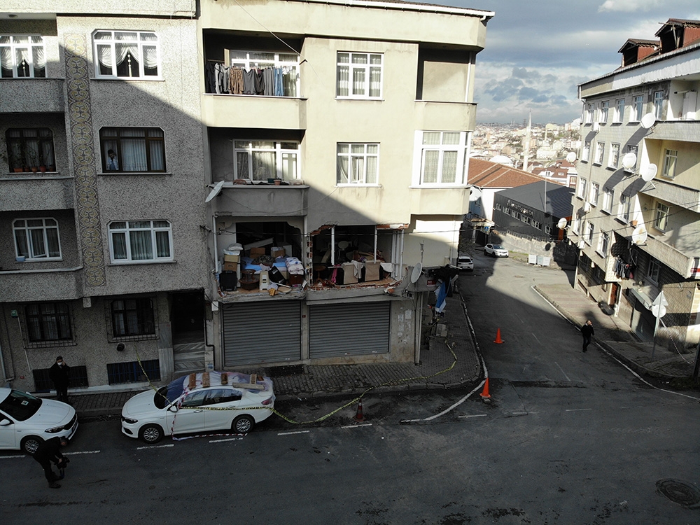 Gaziosmanpaşa’da patlamada hasar gören bina havadan görüntülendi