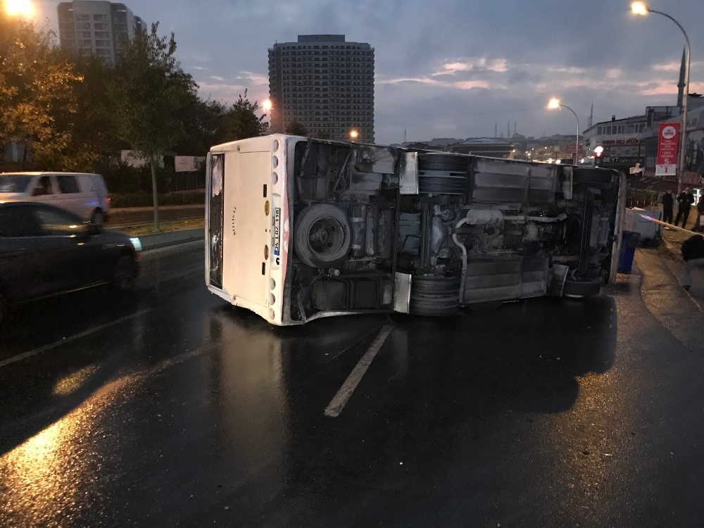 Gaziosmanpaşa’da servis midibüsü devrildi: 8 yaralı