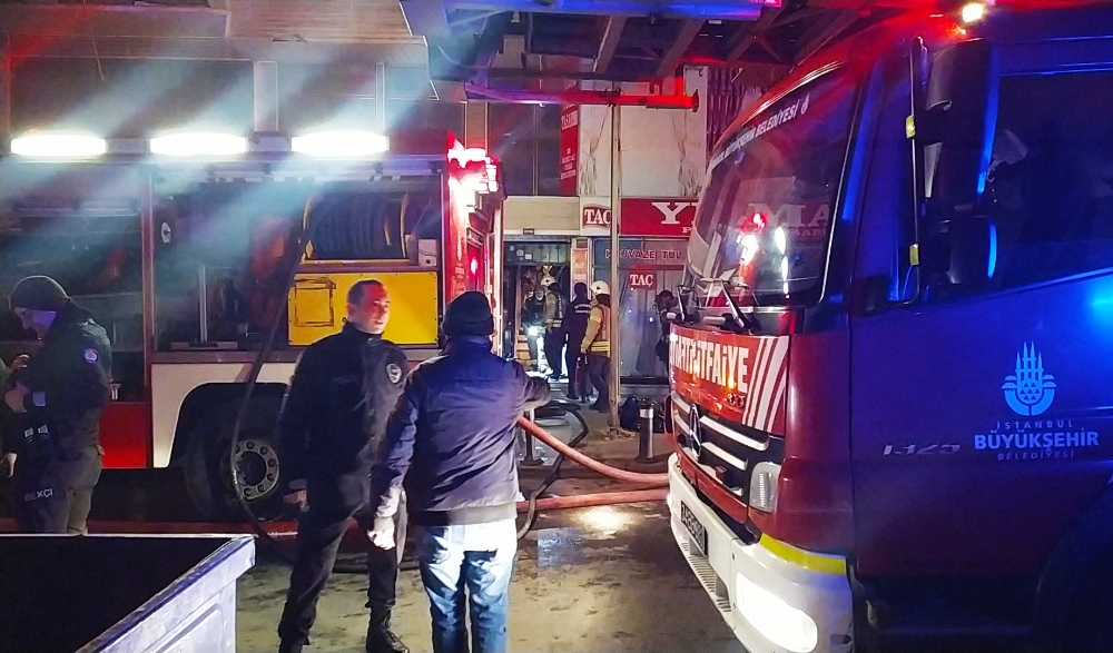 Gaziosmanpaşa’da yangın paniği: 12 kişi dumandan etkilendi