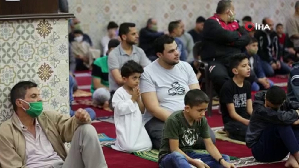 Gazze’de önlemler altında bayram namazı kılındı