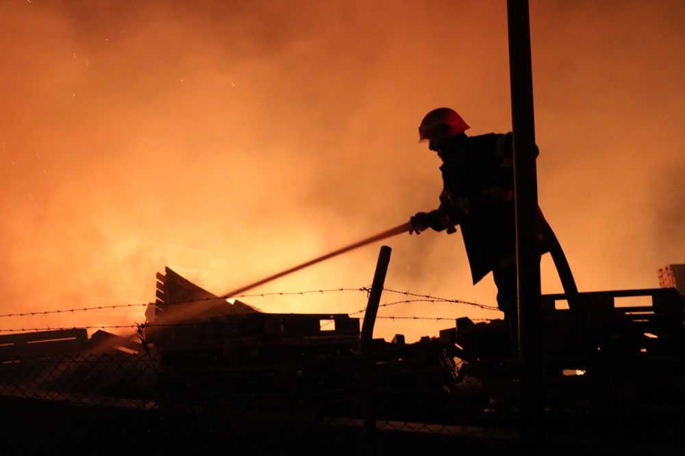 Gebze’de palet fabrikasının depolama alanı alevlere teslim oldu