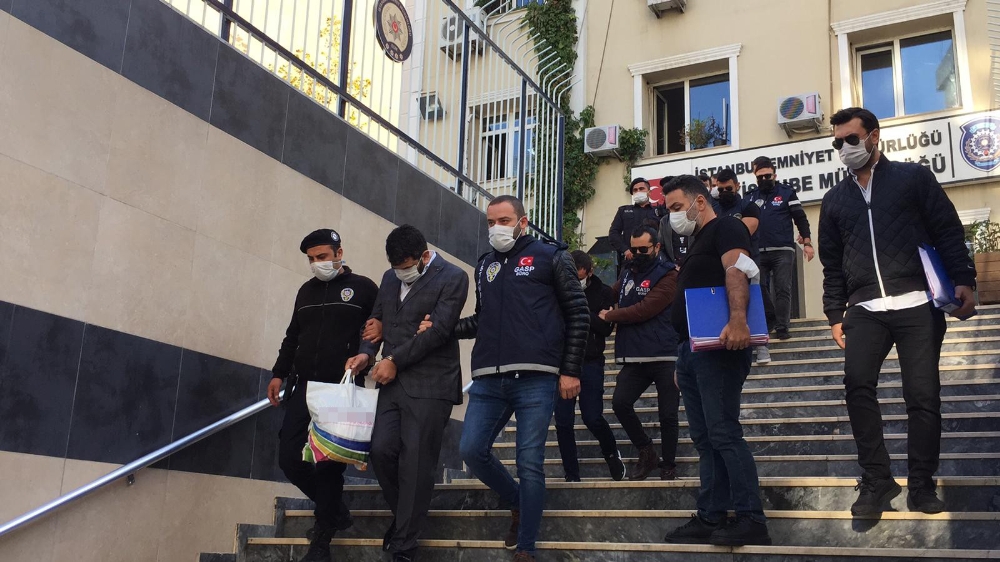 Gece kulüpleri ve taksi duraklarını haraca bağlayan “Dumanlar” çetesi çökertildi