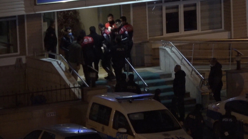Gece yarısı kumar operasyonu: 14 kişiye sosyal mesafe cezası