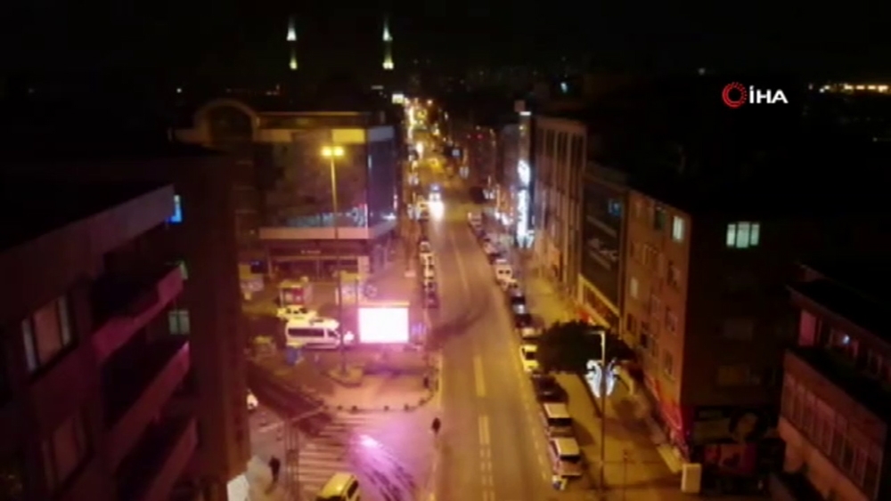 Gece yarısından önce yoğun olan caddeler yasakla birlikte boşaldı
