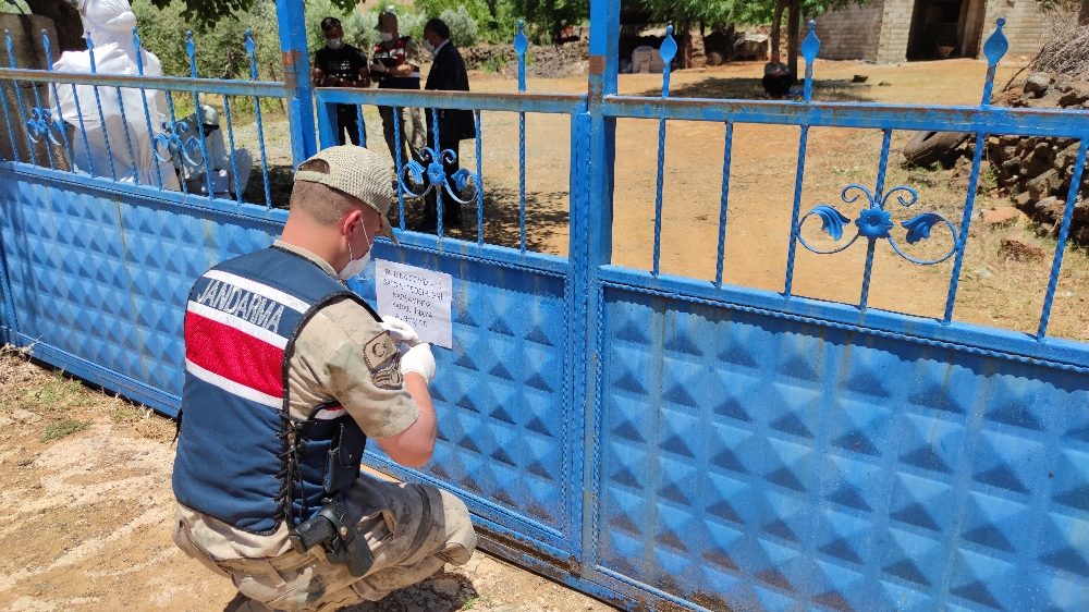 Geçmiş bayram kutlamasına gitti, 12 ev karantinaya alındı