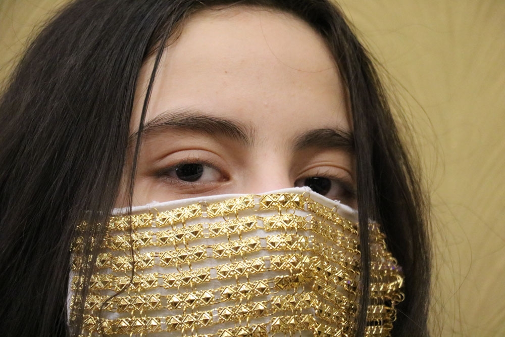 Gelinlere altın işlemeli maske